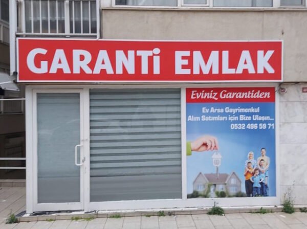 Işıklı Emlakçı Tabelası